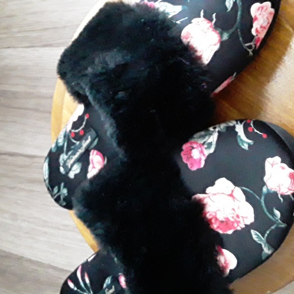 Victoria's  Secret, ladies  slippers - Picture 2 of 6